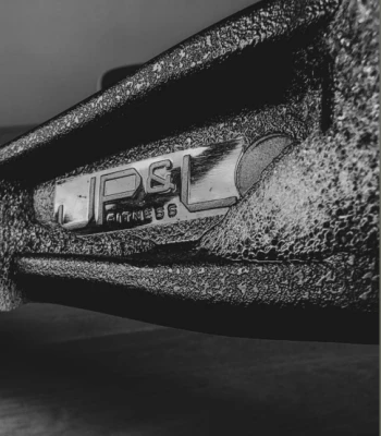 Un cours collectif de TRX utilise des sangles en suspension pour un entraînement complet au poids du corps, renforçant muscles profonds, équilibre et stabilité. Il s’adapte à tous les niveaux en modulant l’intensité selon l’inclinaison du corps.